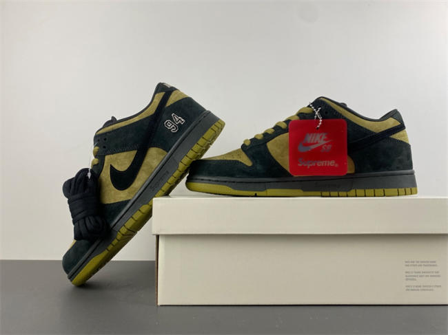Svp*me x nike sb dunk low “camper green” hq8487-300
