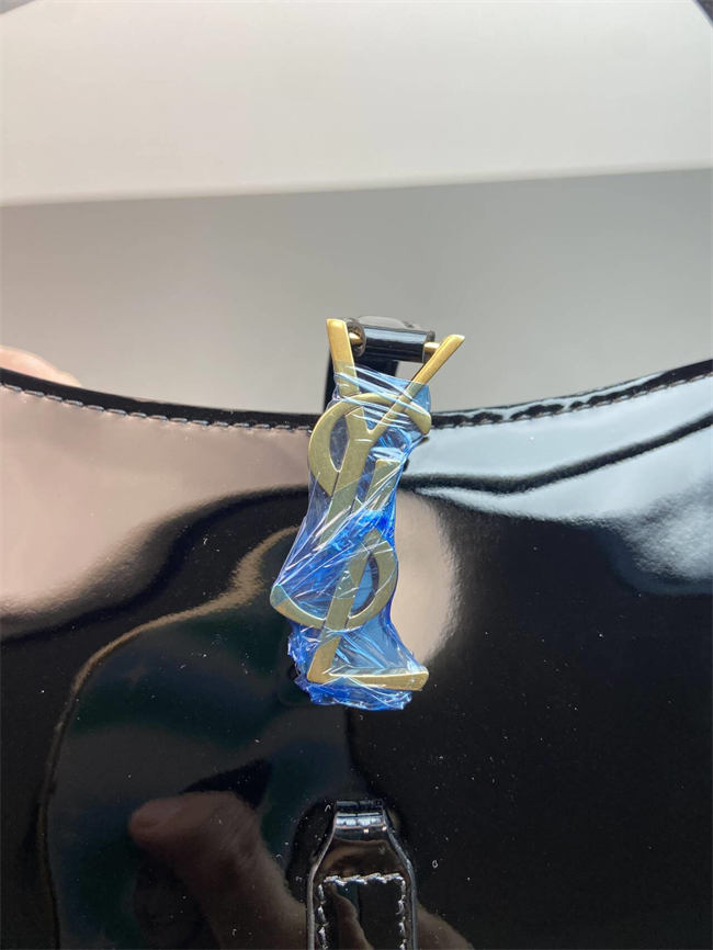 Le 5 à 7 in patent leather